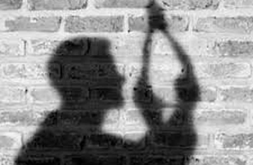 सूरत में ज्वैलर्स ने आर्थिक तंगी में खुदकुशी की सूरत में ज्वैलर्स ने आर्थिक तंगी में खुदकुशी की