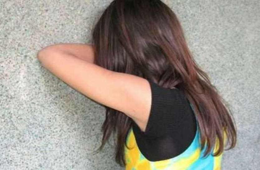 गुरु शिष्य की मर्यादा हुई तार-तार 61 साल के अध्यापक ने छात्रा के साथ की अश्लील हरकत गुरु और शिष्य की मर्यादा हुई तार-तार 61 साल के अध्यापक ने छात्रा के साथ की अश्लील हरकत
