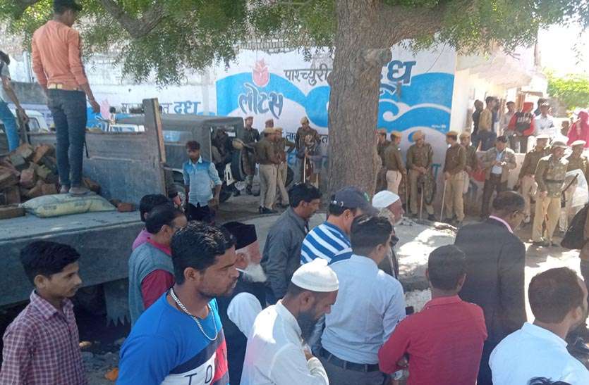 निर्माण कार्य पर पुरानी टोंक में तनाव, प्रशासन ने लोगों को समझा कर किया शांत निर्माण कार्य पर पुरानी टोंक में तनाव, प्रशासन ने लोगों को समझा कर किया शांत
