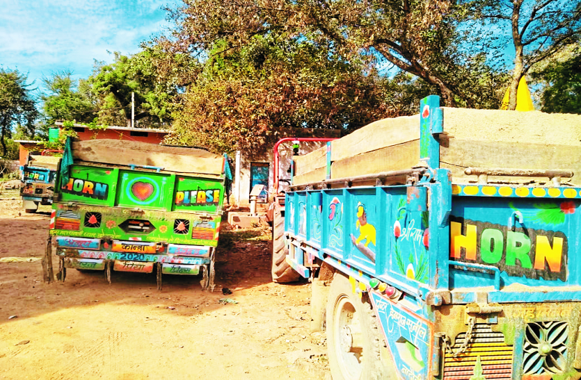 रेत माफिया पर कार्रवाई को लेकर कमिश्नर व वन विभाग आमने-सामने रेत माफिया पर कार्रवाई को लेकर कमिश्नर व वन विभाग आमने-सामने