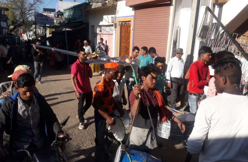 त्रिशूल चढ़ाने भक्तों का जत्था रवाना त्रिशूल चढ़ाने भक्तों का जत्था रवाना