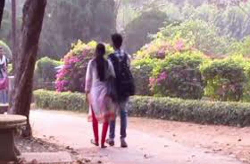 वैलेंटाइन डे के दिन युवकों ने पार्क में प्रेमी जोड़े को दौड़ाया, वीडियो हुआ वायरल, एसपी ने 4 पुलिसकर्मियों को किया निलंबित वैलेंटाइन डे के दिन युवकों ने पार्क में प्रेमी जोड़े को दौड़ाया, वीडियो हुआ वायरल, एसपी ने 4 पुलिसकर्मियों को किया निलंबित
