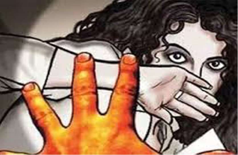 Bangle seller raped a woman by making pornographic videos. चूड़ी बेचने वाले ने महिला का अश्लील वीडियो बनाकर किया बलात्कार
