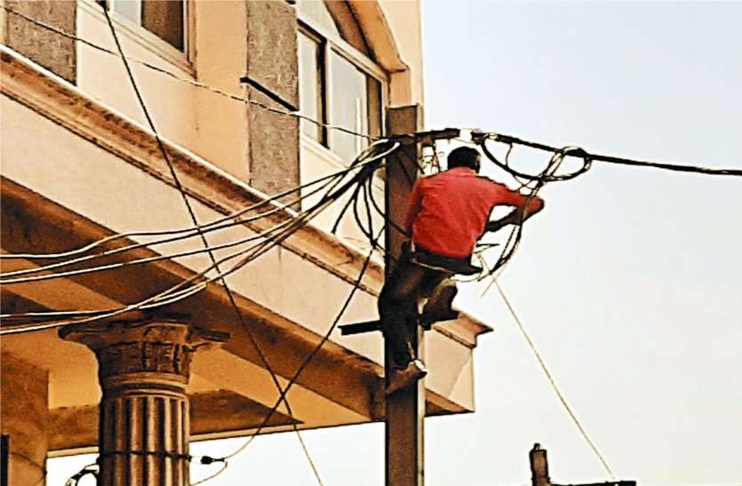 The negligence of the power company should not affect its own employee बिजली कंपनी की लापरवाही अपने ही कर्मचारियों पर न पड़ जाए भारी