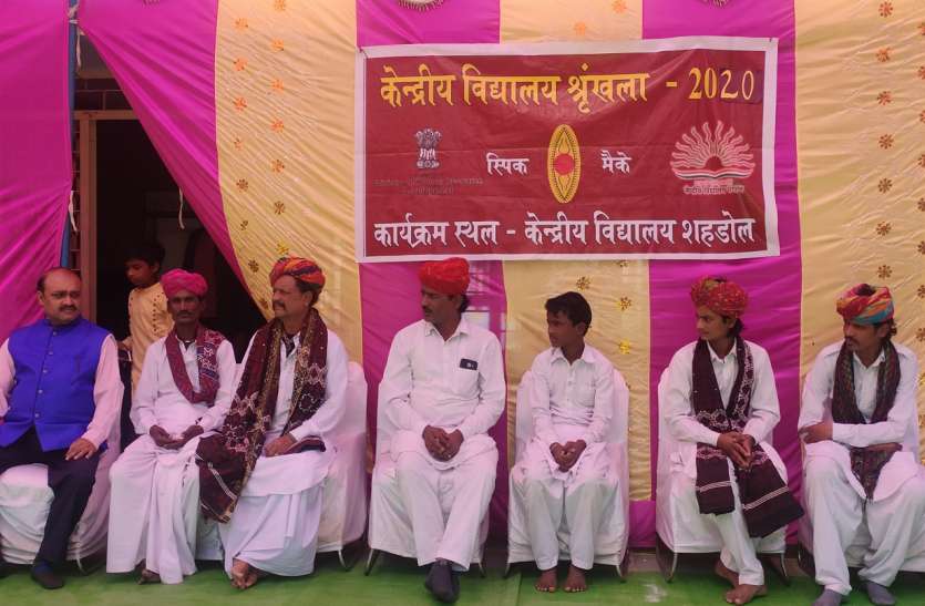 बुंदु खां ने गाया राजस्थानी लोकगीत तो झूमे स्कूली बच्चे बुंदु खां ने गाया राजस्थानी लोकगीत तो झूमे स्कूली बच्चे