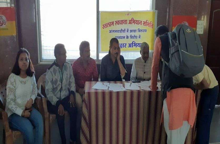 See Jain sage told the MLA, tell CM Kamal Nath not egg, feed Imarti