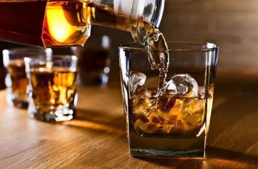alcohol कोरोना मरीज की हिम्मत देखो, खाने के साथ शराब मंगाई, पुलिस आई तो हंगामा