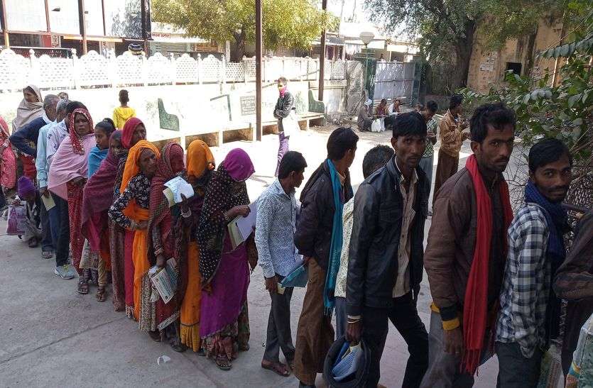 मिट्टी मार रही, ईलाज है नहीं मिट्टी मार रही, ईलाज है नहीं