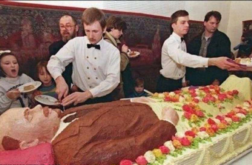 Death Anniversary Cake डेथ एनिवर्सरी पर काटा गया 'डेड बॉडी' केक, सोशल मीडिया पर बना चर्चा का विषय