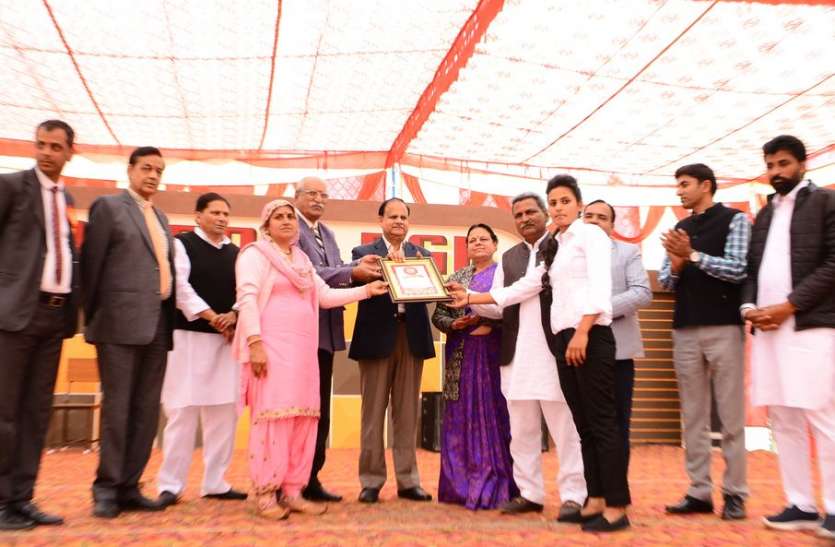 कलक्टर ने जिले को सबसे युवा आईएस मिलने की मांगी दुआ, रेयान कॉलेज में आयोजित समारोह में प्रतिभाओं को किया सम्मान कलक्टर ने जिले को सबसे युवा आईएस मिलने की मांगी दुआ, रेयान कॉलेज में आयोजित समारोह में प्रतिभाओं को किया सम्मान