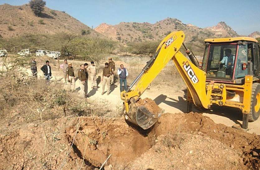 Two chain mountain machines and trailer caught doing illegal mining राजधानी में खनन माफिया बेलगाम: अवैध खनन करते पकड़े गए दो चेन माउंटेन मशीन और एक ट्रेलर