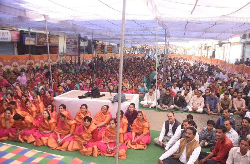 See Jain sage told the MLA, tell CM Kamal Nath not egg, feed Imarti
