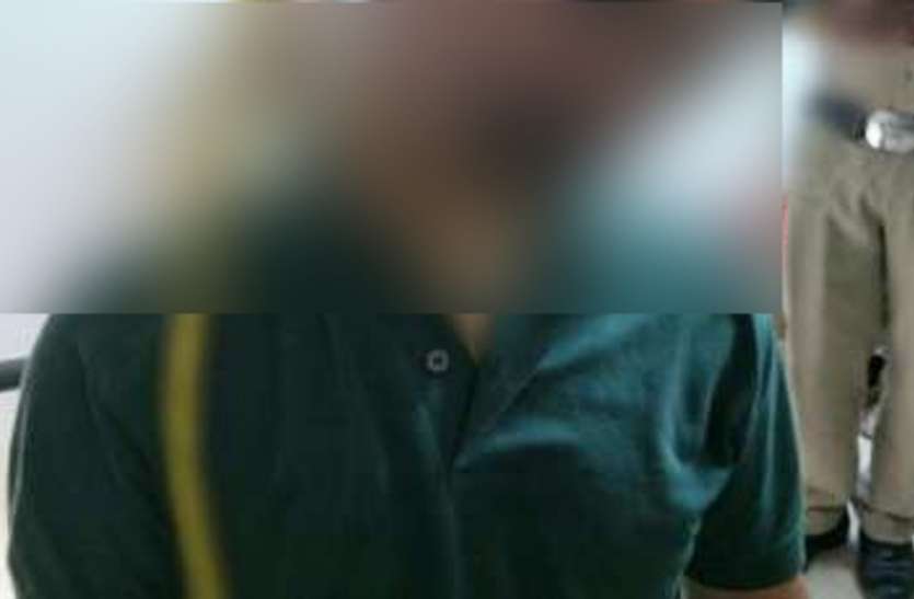 तीन दिन तक छत पर बेटे की लाश फंदे से लटक कर सड़ती रही और नीचे रह रहे मां-बाप को इसकी भनक तक ना लगी... तीन दिन से छत पर बेटे की लाश फंदे से लटक कर सड़ती रही और नीचे रह रहे मां-बाप को इसकी भनक तक ना लगी