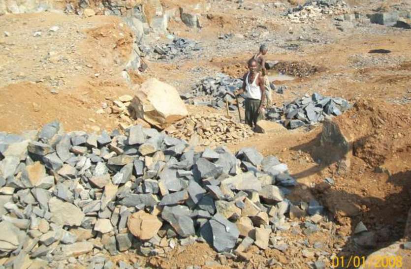 चोरी से खोद रहे पत्थर, वन विभाग ने 50 से ज्यादा खदानों में भरवाई मिट्टी चोरी से खोद रहे पत्थर, वन विभाग ने 50 से ज्यादा खदानों में भरवाई मिट्टी