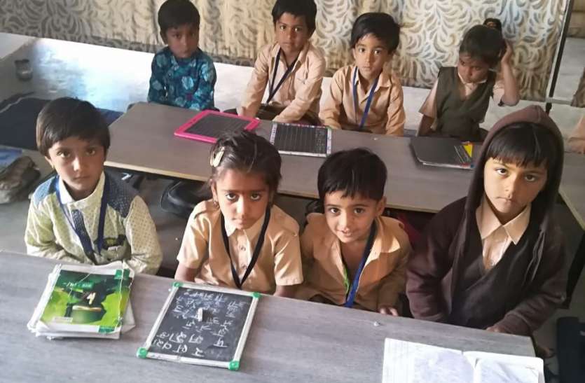 लोहावट के मगरा में मेघवालों की ढाणी में स्थित राजकीय प्राथमिक विद्यालय में फर्नीचर पर बैठे विद्यार्थी। इस सरकारी स्कूल में बच्चे खेल-खेल में सीखते है और बैठने के लिये है फर्नीचर