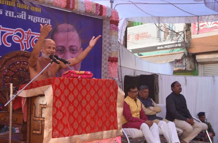 See Jain sage told the MLA, tell CM Kamal Nath not egg, feed Imarti देखें VIDEO जैन मुनि ने विधायक से कहा, सीएम कमलनाथ को कहो अंडा नहीं, इमरती खिलाएं
