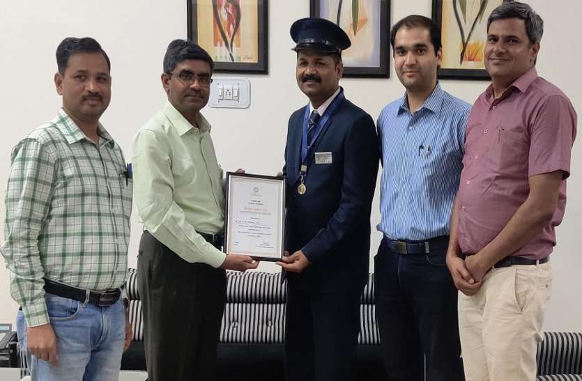 ऐसे टला रेल हादसा, गार्ड को किया सम्मानित ऐसे टला रेल हादसा, गार्ड को किया सम्मानित