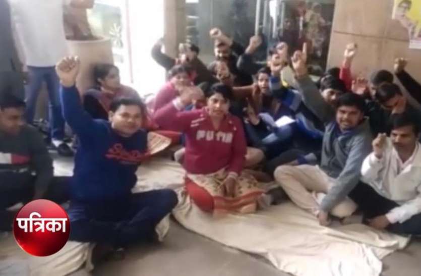 screenshot_from_2020-02-19_14-54-50.jpg मायावती के ड्रीम प्रोजेक्ट में काम कर रहे कर्मचारियों को चार माह से नहीं मिल रहा वेतन, देखें वीडियो