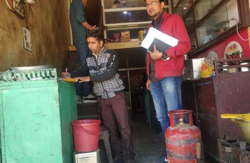विभाग की बड़ी कार्रवाई, होटल से 12 गैस सिलेंडर जब्त विभाग की बड़ी कार्रवाई, होटल से 12 गैस सिलेंडर जब्त