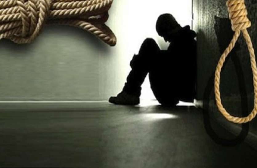 suicide 11th के स्टूडेंट ने सुसाइड से पहले WhatsApp Status पर मम्मी -पापा से मांगी माफी, फिर फंदे पर लटकी मिली लाश