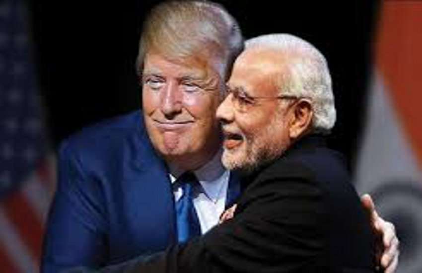 Trump-modi: रातों रात सड़कें और बिजली के खंभे लगाए