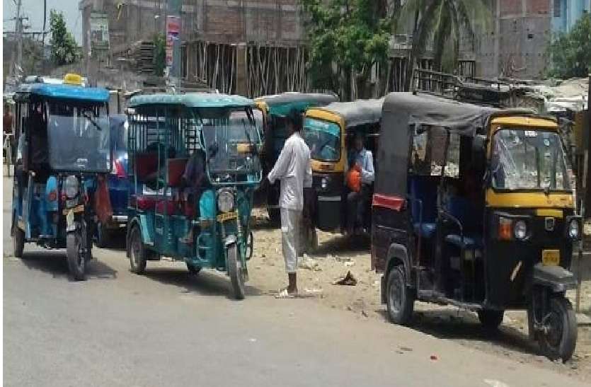 Auto exits, 100 auto drivers fined as soon as lockdown gets relaxed लॉकडाउन में ढील मिलते ही घर से बाहर निकले ऑटो, 100 ऑटो चालकों पर लगाया जुर्माना