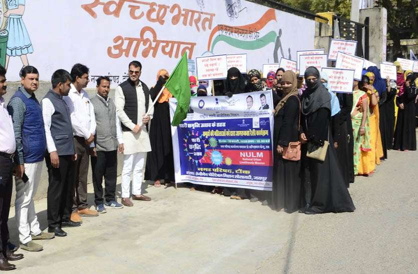 हरी झण्डी दिखाकर जागरुकता रैली को किया रवाना हरी झण्डी दिखाकर जागरुकता रैली को किया रवाना