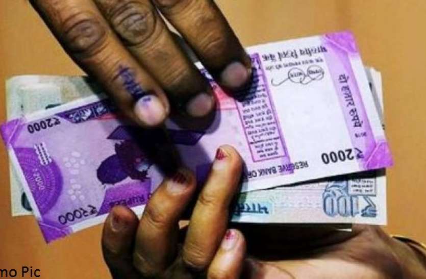 bribe.jpg लेखपाल कर रहा था रिश्वत की मांग, पैसे लेते ही हो गया ‘कांड’