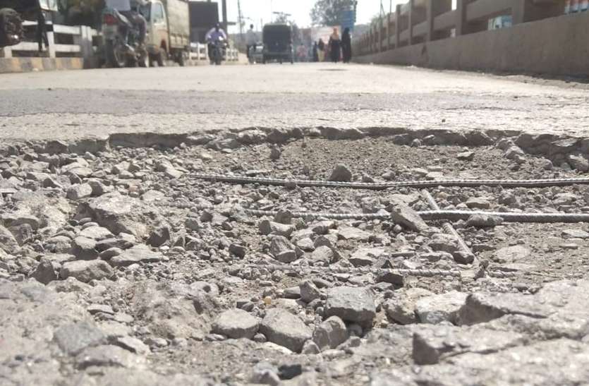accident बिना रेलिंग की पुलिया से रात में बाइक सहित नीचे गिरा चालक, मौत