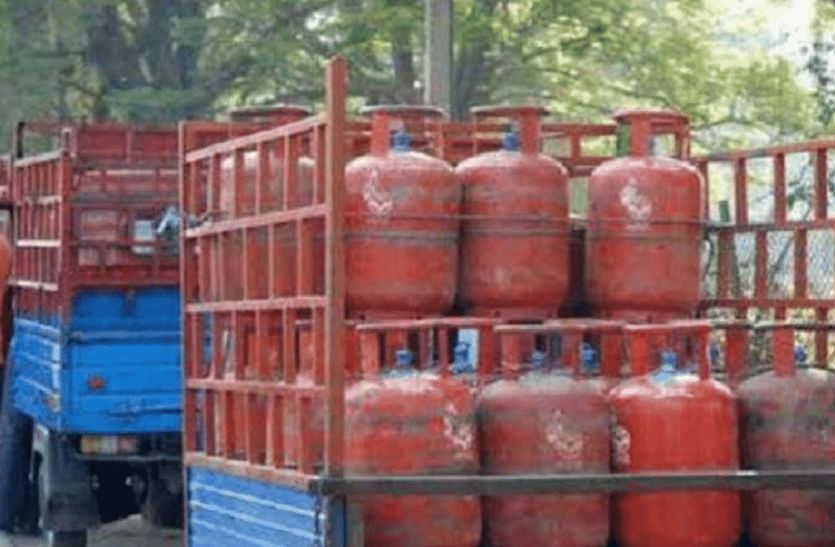 domestic_gas_cylinder.png अगले महीने देश को मिलेगा होली का तोहफा, कम हो सकते हैं घरेलू गैस सिलेंडर के दाम
