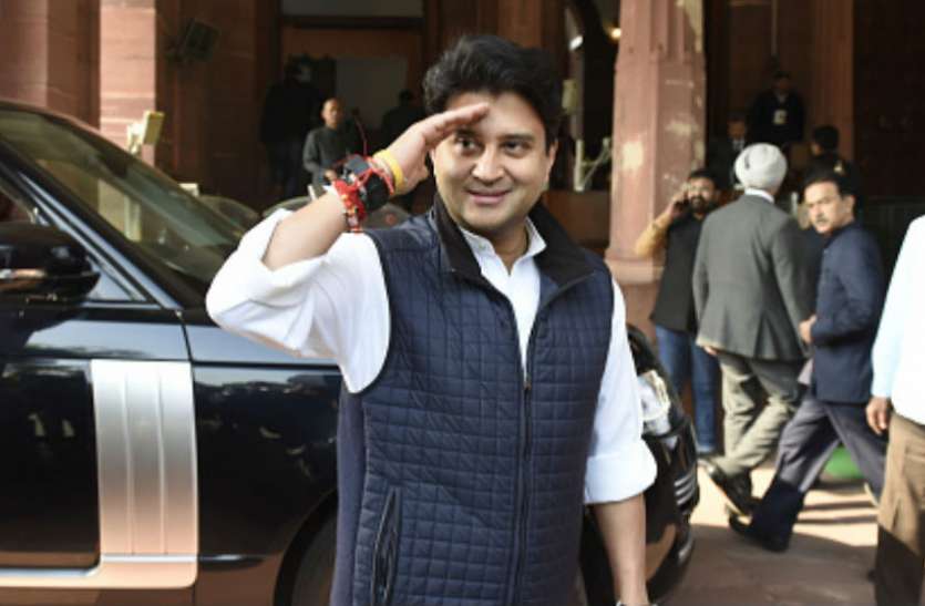 सिंधिया को मिला कांग्रेस प्रभारी का साथ, कहा- उनकी जगह मैं होता तो मैं भी सड़कों पर उतरता सिंधिया को मिला कांग्रेस प्रभारी का साथ, कहा- उनकी जगह मैं होता तो मैं भी सड़कों पर उतरता