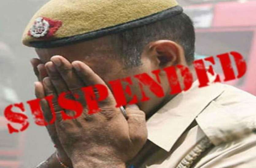 , छापेमारी के दौरान जुआरियों के साथ मिलकर दांव लगाते पकड़े गए सिपाही, निलंबित