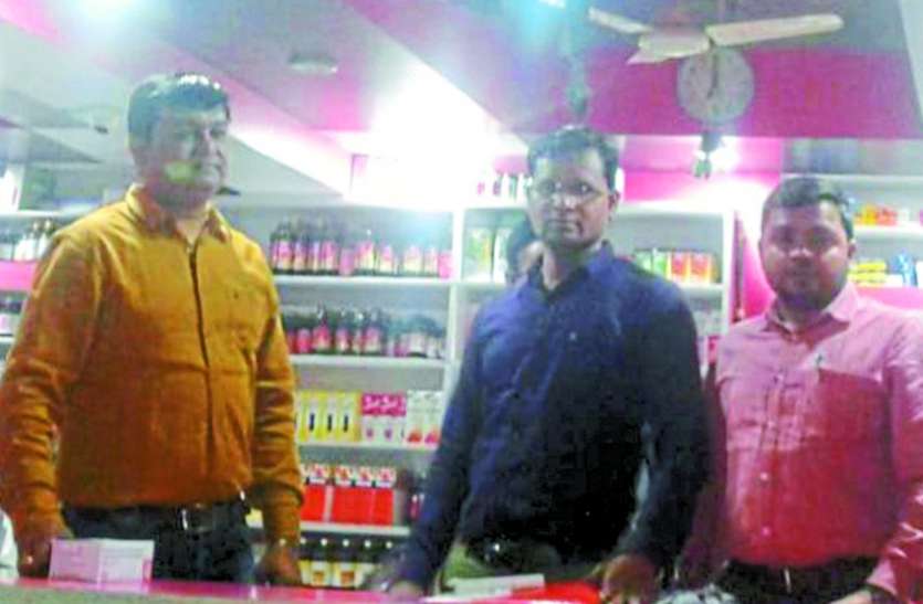 6-member team from Bhopal examined the documents, examined 8 medical stores, took 3 samples भोपाल से आई 6 सदस्यीय टीम ने खंगाले दस्तावेज, 8 मेडीकल स्टोर की जांच, 3 सैंपल लिए