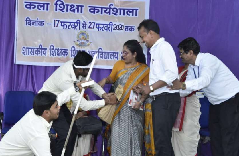 नृत्य और नाटक के साथ संगीत की बारीकियां सीख रहे भावी शिक्षक नृत्य और नाटक के साथ संगीत की बारीकियां सीख रहे भावी शिक्षक