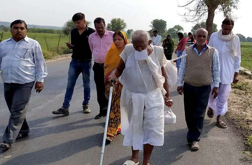 आचार्य शीतल मुनि का दूनी में हुआ मंगल प्रवेश, आरती कर श्रद्धालुओं ने लिया आर्शीवाद आचार्य शीतल मुनि का दूनी में हुआ मंगल प्रवेश, आरती कर श्रद्धालुओं ने लिया आर्शीवाद
