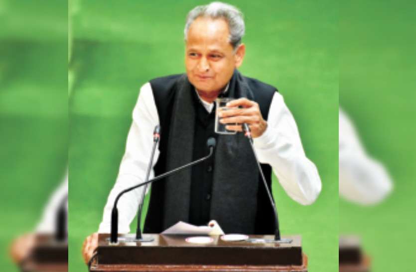 ashok_gehlot010.jpg सीएम गहलोत ने बजट के बीच में ली चुटकी, बोले- पानी पी लूं क्या, पानी भी विपक्ष से पूछकर पीता हूं