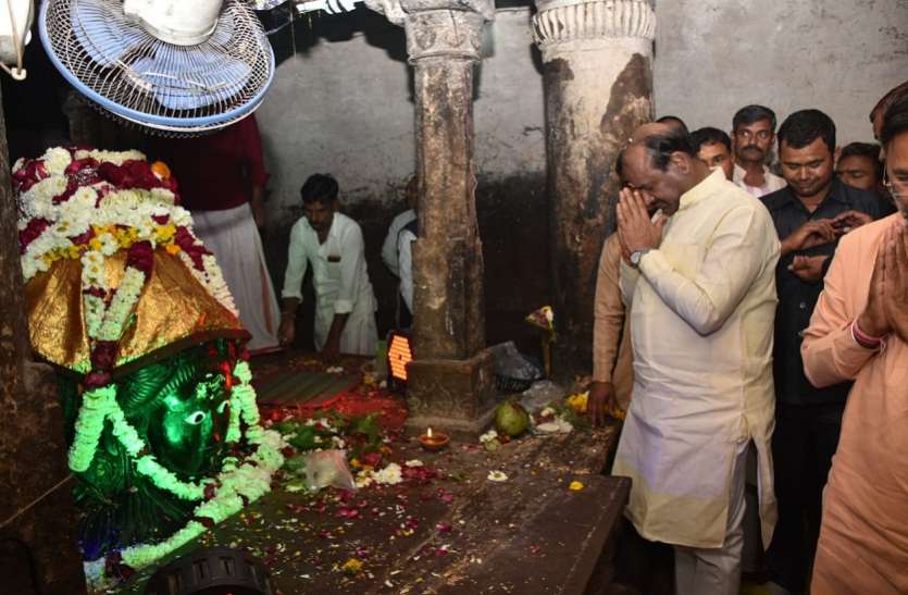 लोकसभा अध्यक्ष ने भोले के दरबार में लगाई ढोक लोकसभा अध्यक्ष ने भोले के दरबार में लगाई ढोक