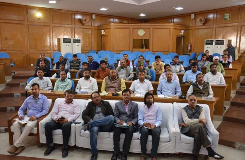 किसानों को दिया जा रहा है उन्नत कृषि का प्रशिक्षण किसानों को दिया जा रहा है उन्नत कृषि का प्रशिक्षण