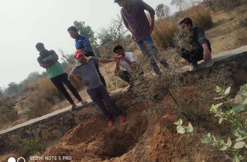 harmara.jpeg सोने के लालच में खोद रहा था तीन फिट गड्ढा, लोगों ने शव छिपाना समझ किया पुलिस के हवाले
