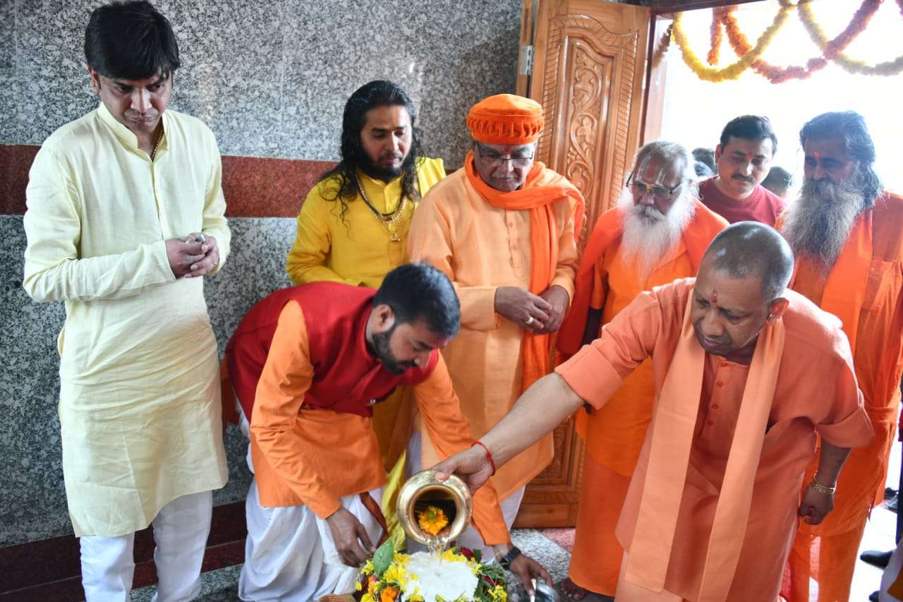 सीएम योगी ने किया मानसरोवर मंदिर में प्रतिमाओं की प्राण प्रतिष्ठा