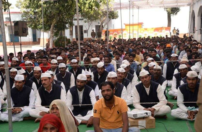 jain aacharya pulak sagar give speech in ratlam jail