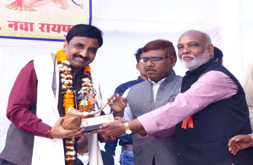 इंद्रावती भवन में सेवानिवृत्त अधिकारियों-कर्मचारियों व प्रतिभाओं का हुआ सम्मान इंद्रावती भवन में सेवानिवृत्त अधिकारियों-कर्मचारियों व प्रतिभाओं का हुआ सम्मान