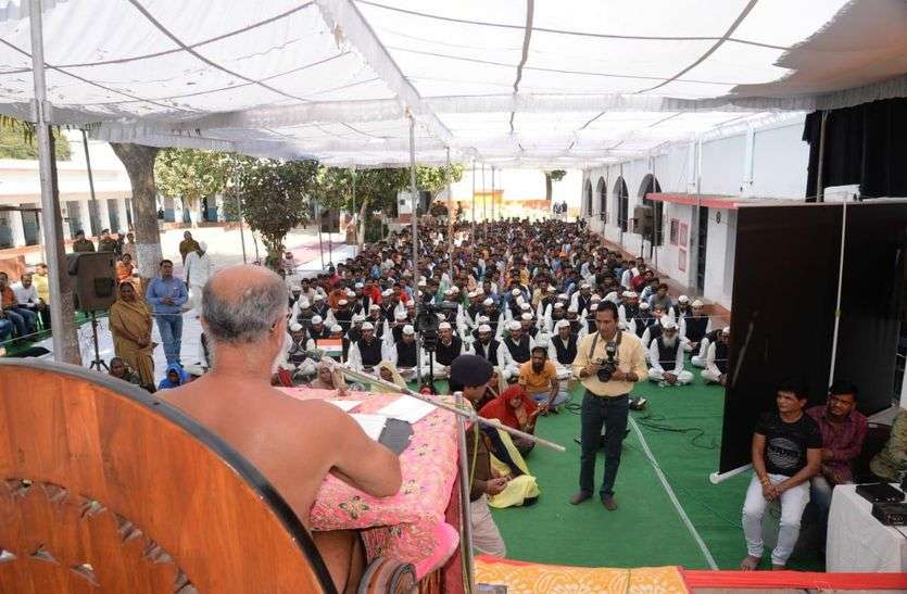 jain aacharya pulak sagar give speech in ratlam jail VIDEO अवसर मिला है तो अब कृष्ण बनकर जेल से बाहर आना