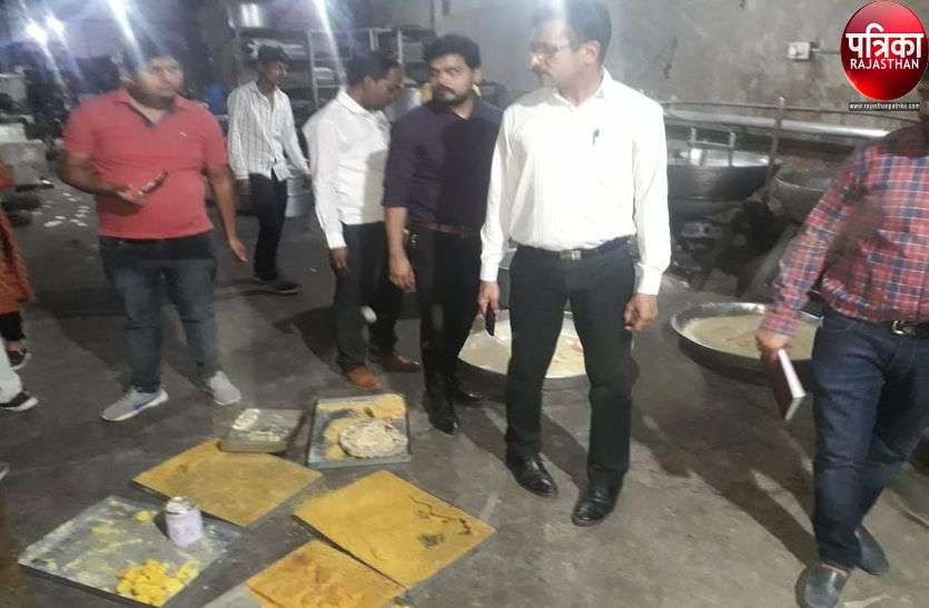 यहां चिकित्सा विभाग ने मारा छापा तो एक माह पुरानी मिली मिठाइयां, शौचालय के सामने बनाई जा रही थी यहां चिकित्सा विभाग ने मारा छापा तो एक माह पुरानी मिली मिठाइयां, शौचालय के सामने बनाई जा रही थी