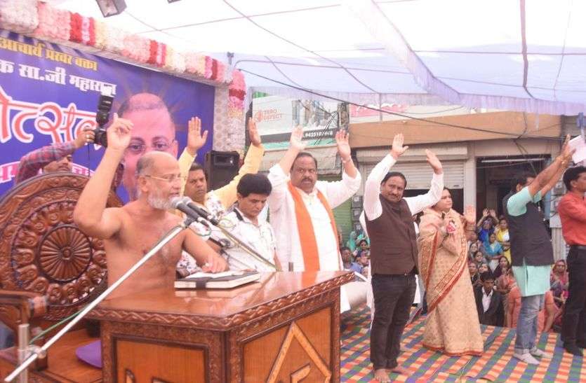 Thousands raised hands, resolved to make Ratlam plastic free