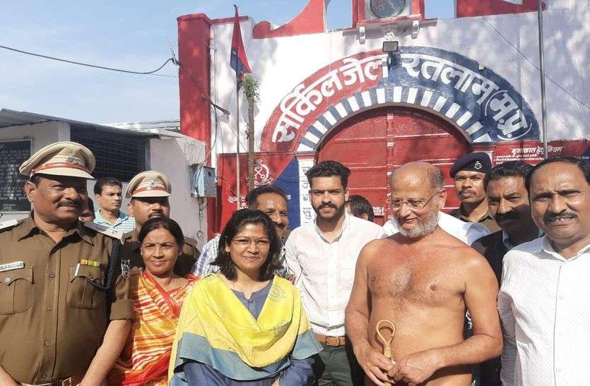 jain aacharya pulak sagar give speech in ratlam jail