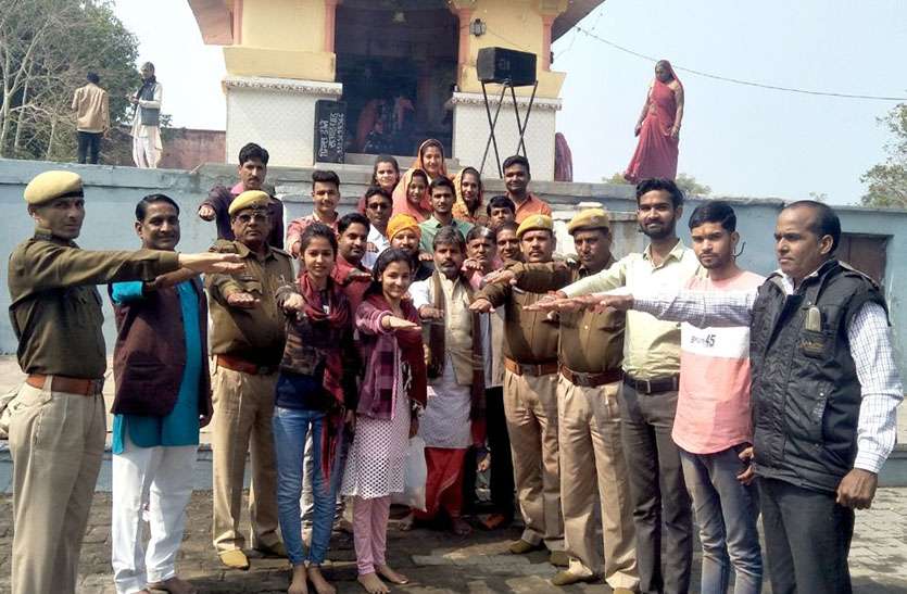 शिवरात्री पर शिवजी का अभिषेक कर स्वच्छता की ली शपथ शिवरात्री पर शिवजी का अभिषेक कर स्वच्छता की ली शपथ