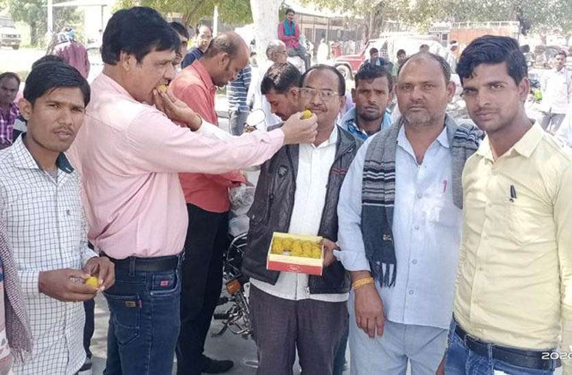 सरकार की बजट घोषणा के बाद यहां दौड़ी खुशी की लहर, लोगों ने लड्डू बांटकर मनाई खुशी सरकार की बजट घोषणा के बाद यहां दौड़ी खुशी की लहर, लोगों ने लड्डू बांटकर मनाई खुशी