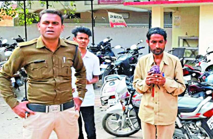 Fake electric worker arrested वसूली करने वाला फर्जी बिजली कर्मचारी गिरफ्तार