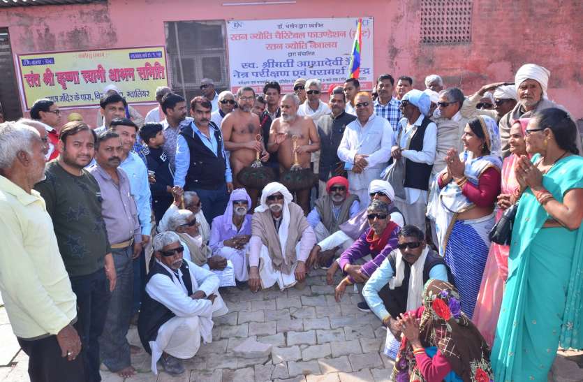 भक्तों की प्रार्थना रूपी निर्मल धार में प्रतिदिन स्नान करते हैं प्रभु भक्तों की प्रार्थना रूपी निर्मल धार में प्रतिदिन स्नान करते हैं प्रभु
